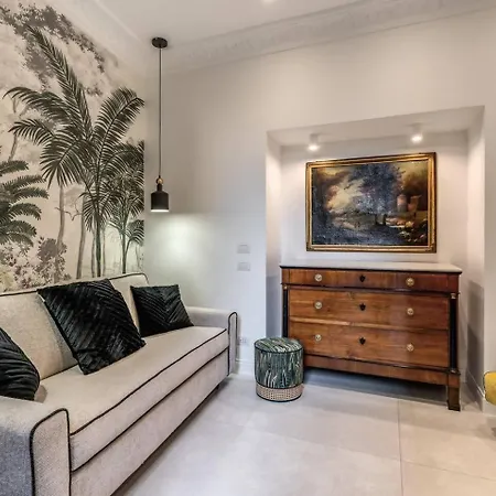 Luxury Flat With Terrace By Historic Center דירה