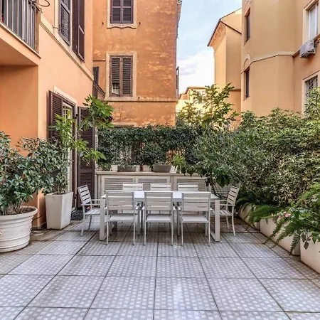 Luxury Flat With Terrace By Historic Center 아파트 *
